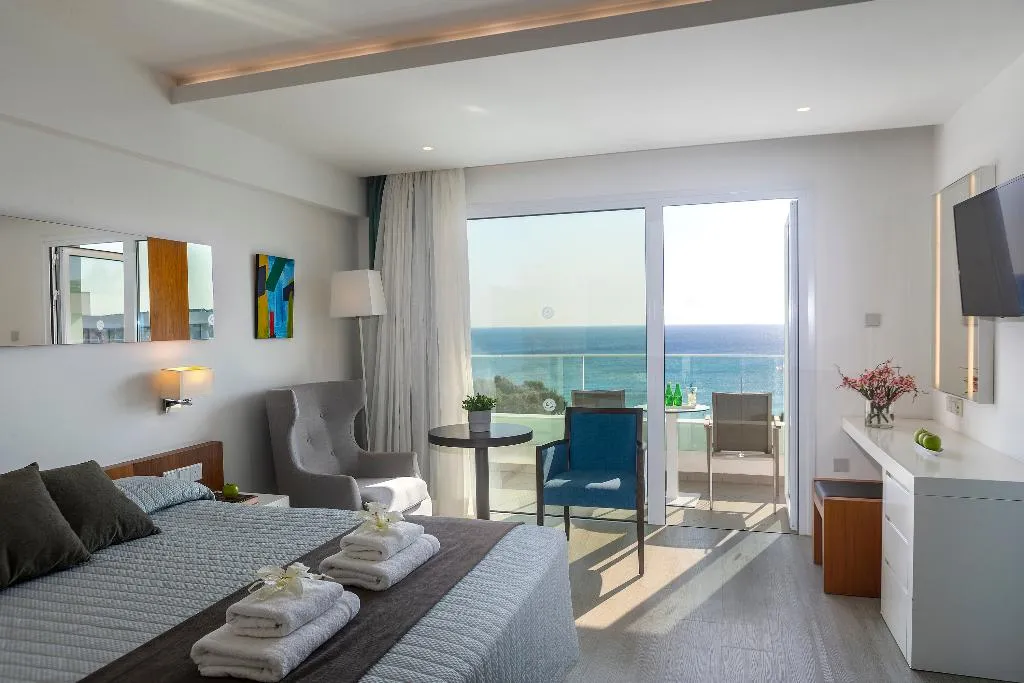 Double or Twin DELUXE WITH JACUZZI Room, Melissi Beach Hotel & Spa, Cyprus