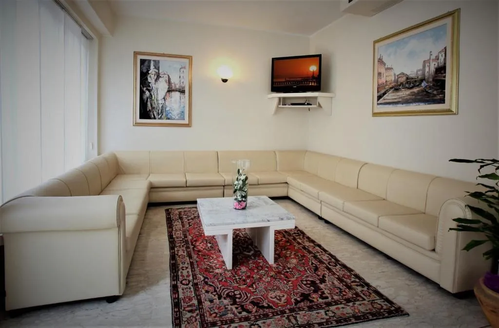 Lobby, Torino, Venice