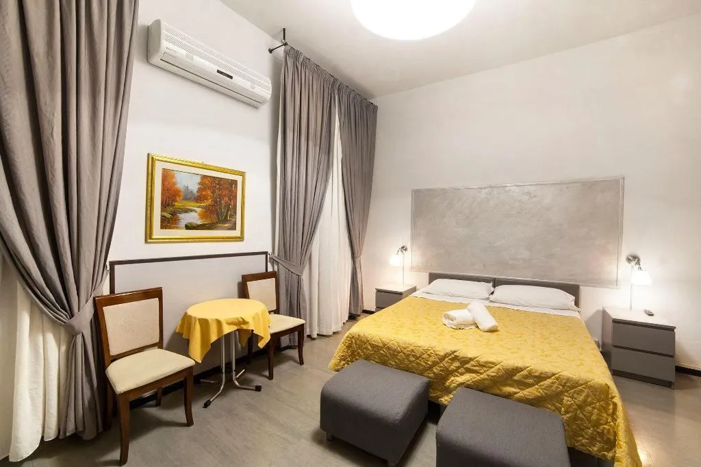 Room, Melody House, Florence