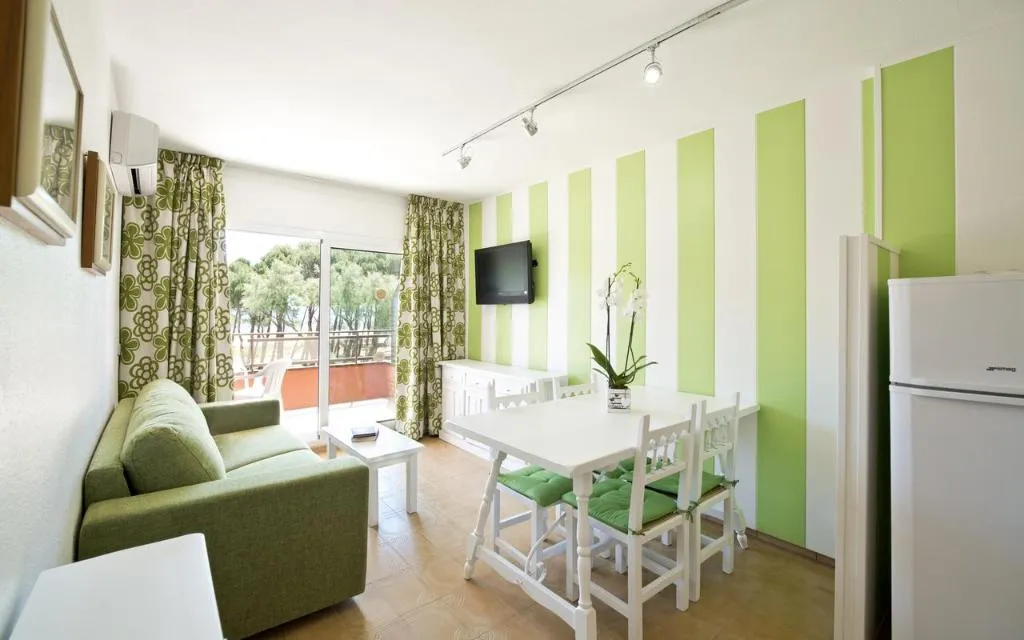 APARTMENT CAPACITY 4 ONE BEDROOM Room, Apartamentos Salles Beach, Costa Brava