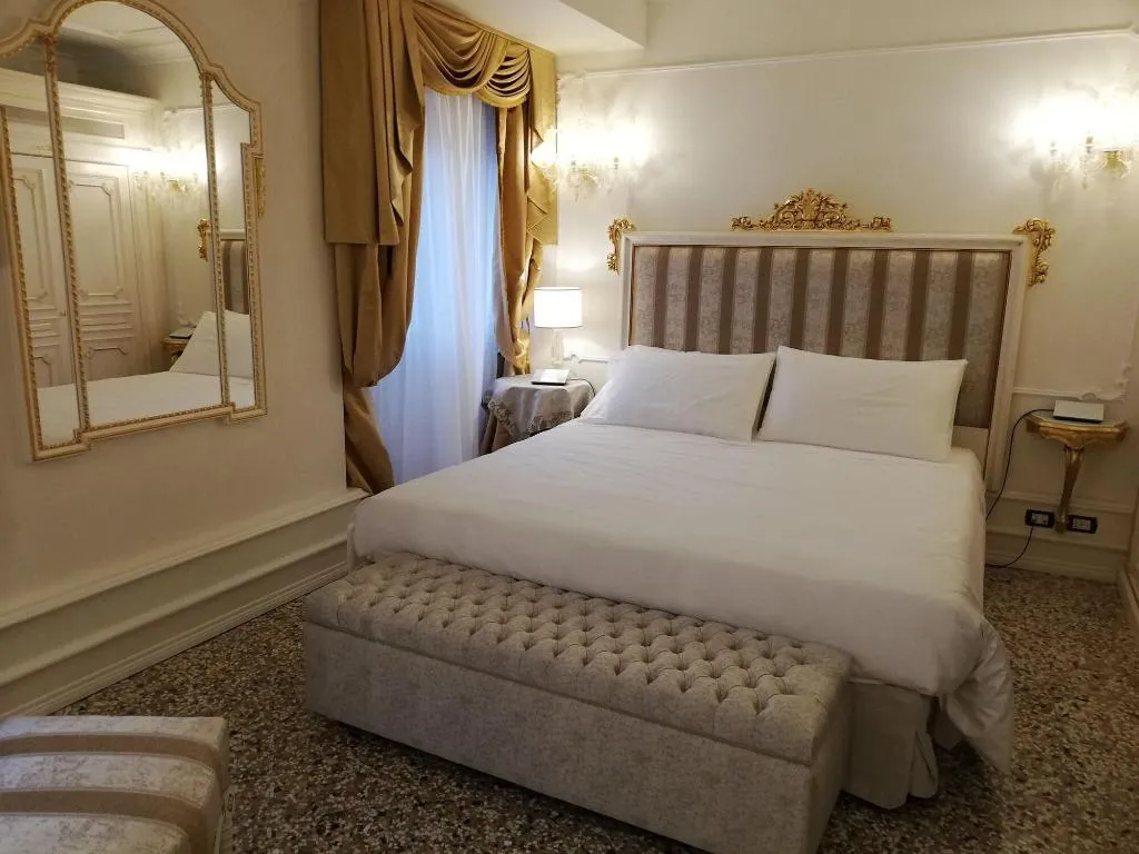 DOUBLE SUPERIOR Room, Cà Bonfadini Historic Experience, Venice