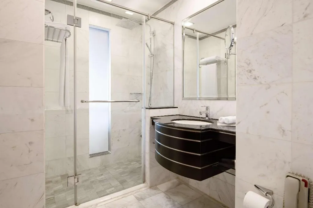 DOUBLE PREMIUM KING BED Room, Radisson Blu Hotel, Dubai Media City, Dubai