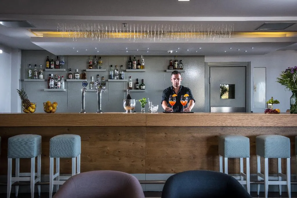 Bar, Mistral Mare, Crete