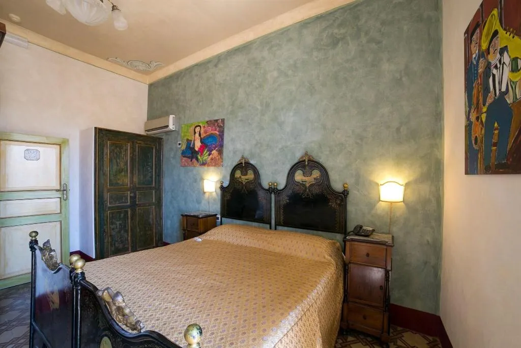 DOUBLE CLASSIC QUEEN BED Room, Charme Henry S House, Catania