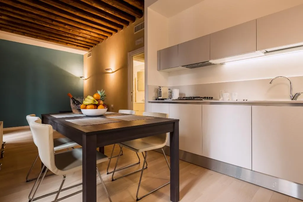 APARTMENT CAPACITY 5 TWO BEDROOMS Room, Charming Palace Corte Del Teatro, Venice