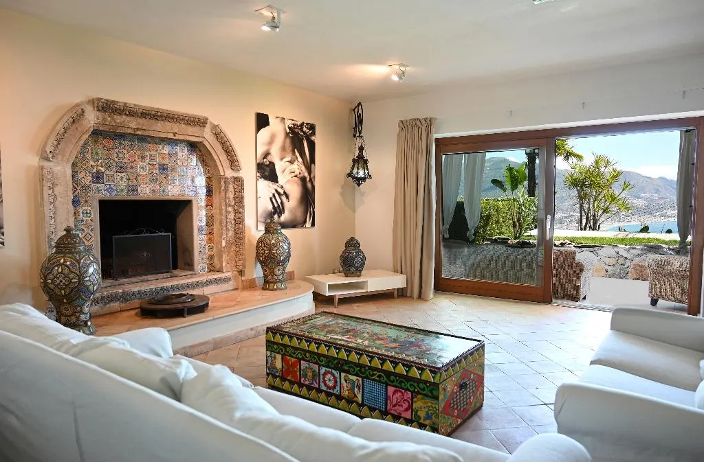 VILLA CAPACITY 8 Room, Villa Zagara Garden, Taormina