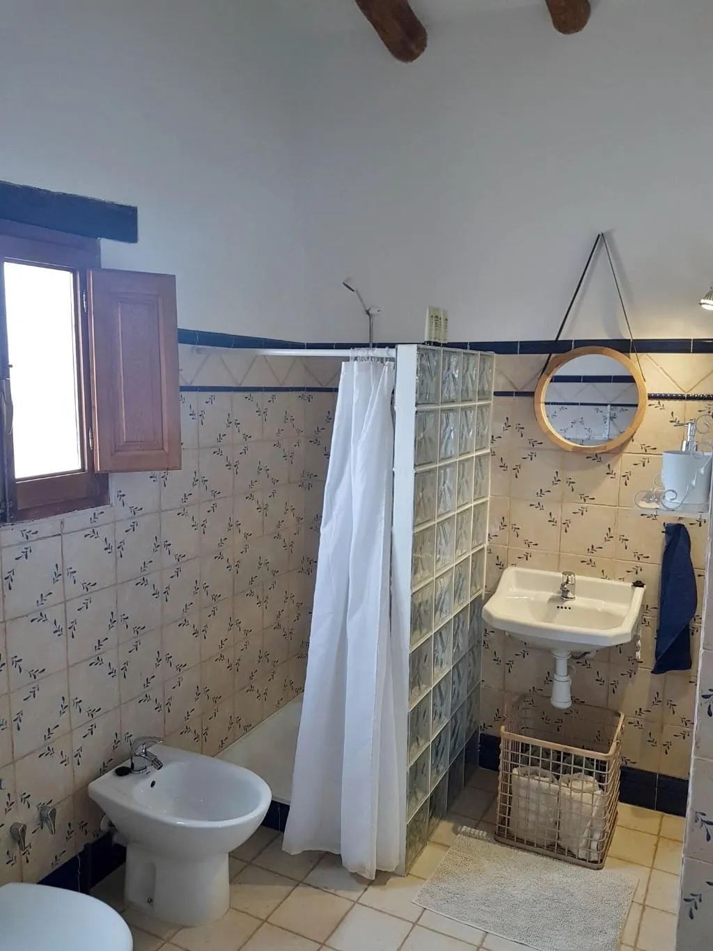 Room, Benali, Valencia