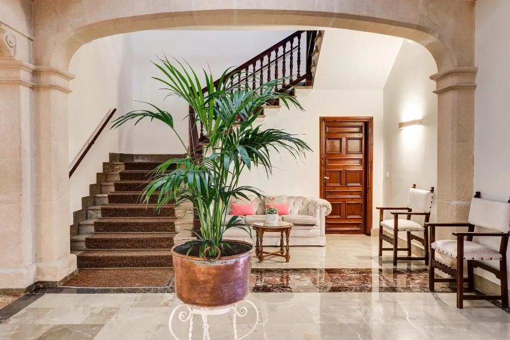 Lobby, Hoposa Uyal, Majorca