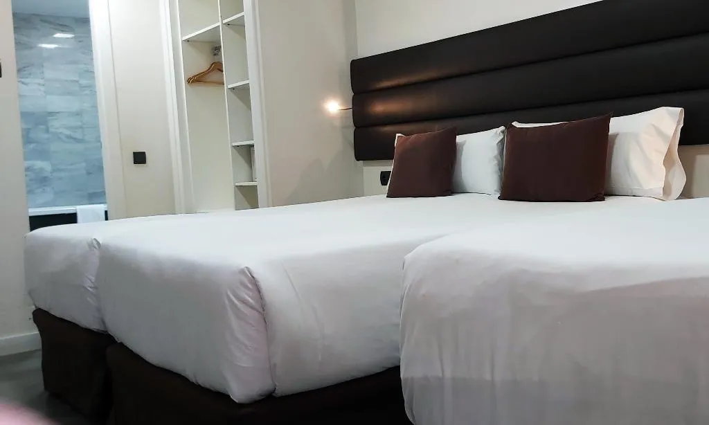 TRIPLE STANDARD Room, Bcn Urbaness Hotels Del COMTE, Barcelona