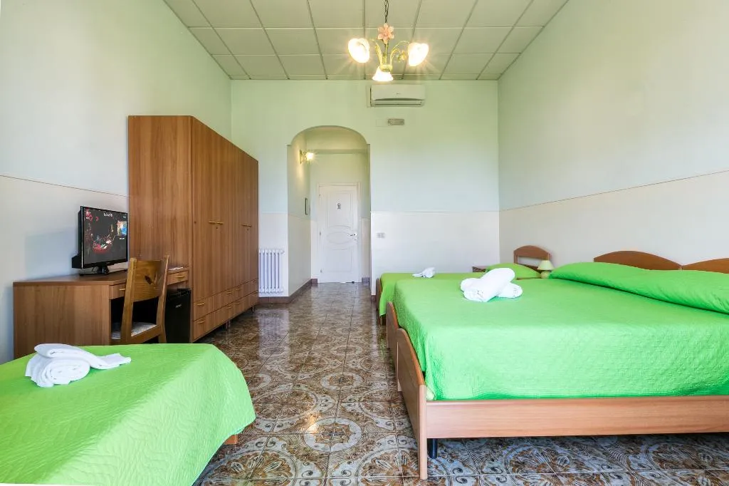 QUADRUPLE SEA VIEW WITH BALCONY Room, Sisters' Hostel, Naples