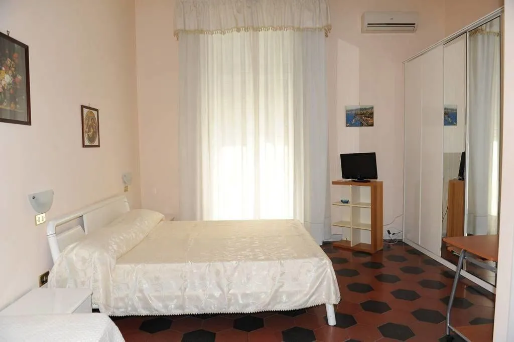 Room, Come D'Incanto a Napoli, Naples