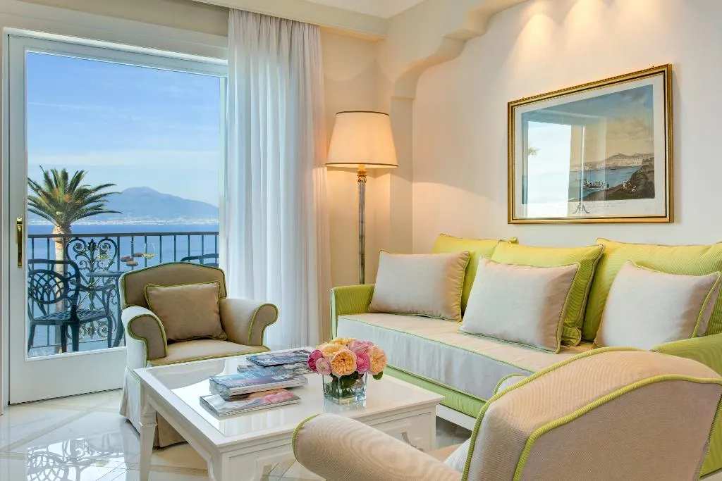 JUNIOR SUITE WITH JACUZZI WITH VIEWS Room, Grand Hotel Royal, Naples