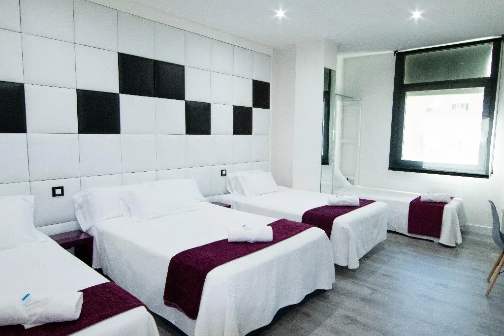 FAMILY ROOM CAPACITY 4 Room, Avenida de España, Madrid