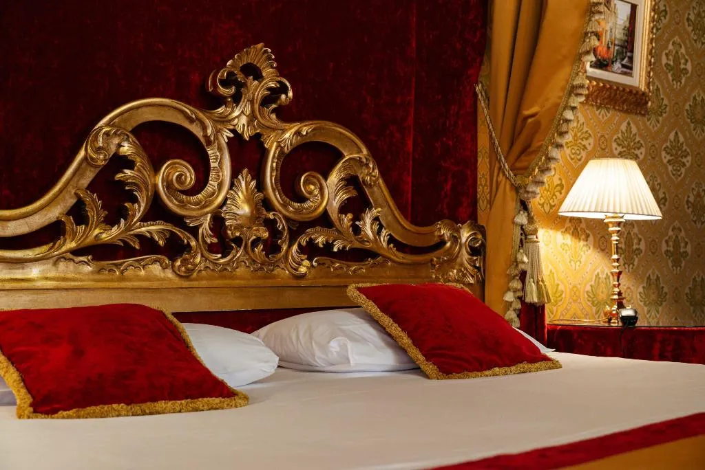 JUNIOR SUITE CANAL VIEW Room, Palazzo Paruta, Venice