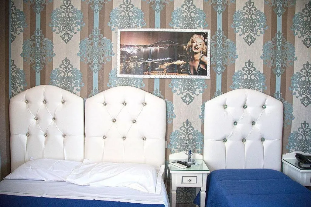 Room, New Sayonara, Naples