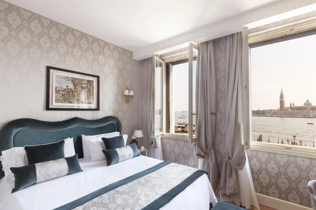 DOUBLE DELUXE LAGOON VIEW Room, Londra Palace Venezia, Venice