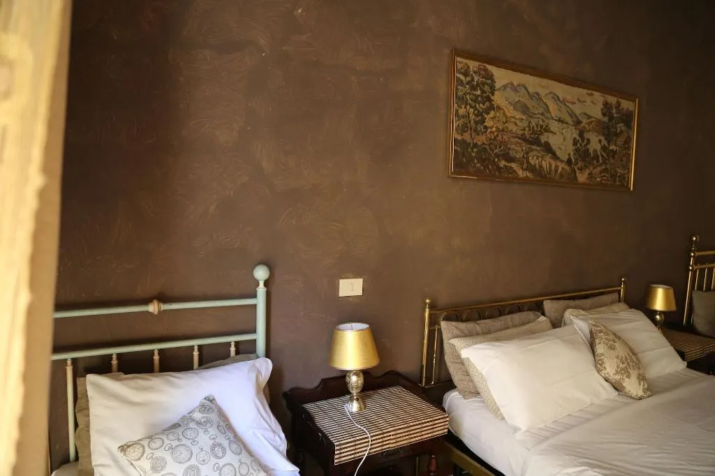 Room, Riverbanks, Florence