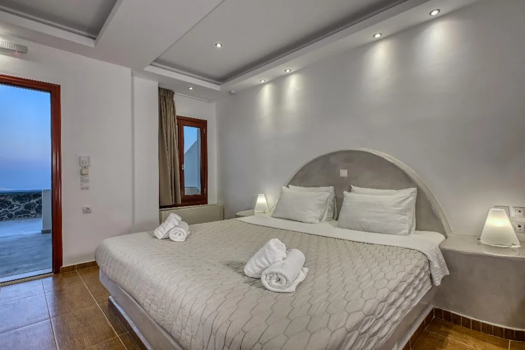 SUITE WITH JACUZZI WITH VIEWS Room, splendour hotel and suites, Santorini