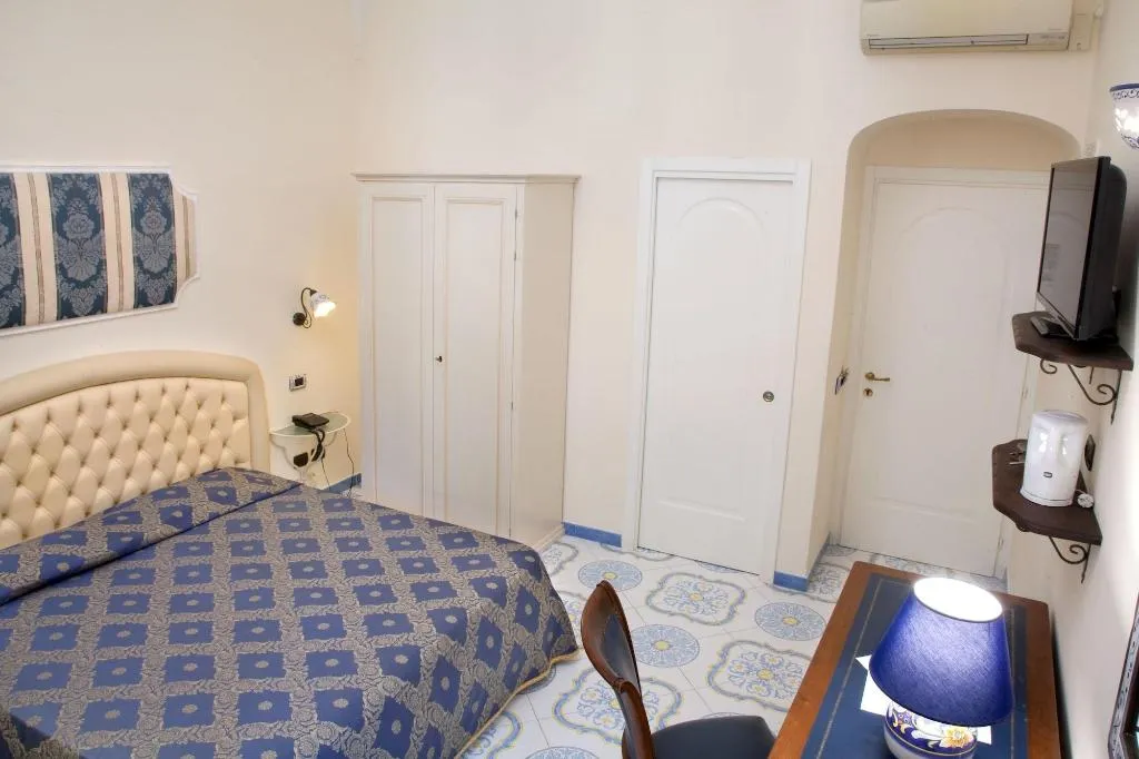 Room, L'Antico Convitto, Naples