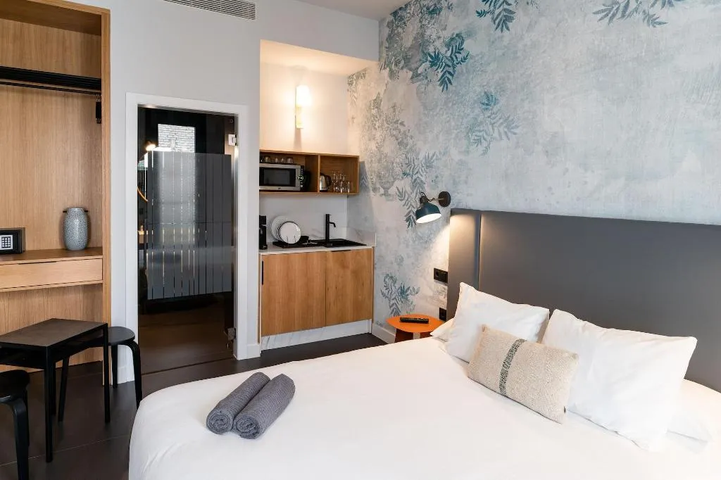 Room, Welldone Quality-Crystal Pool, Seville