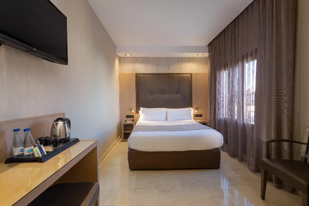 DOUBLE SINGLE USE STANDARD Room, Gran Hotel Barcino 4*S, Barcelona