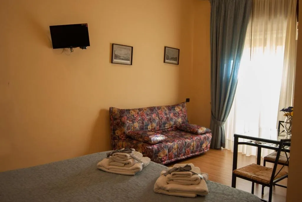 Room, Monteoliveto Bed And Breakfast, Naples