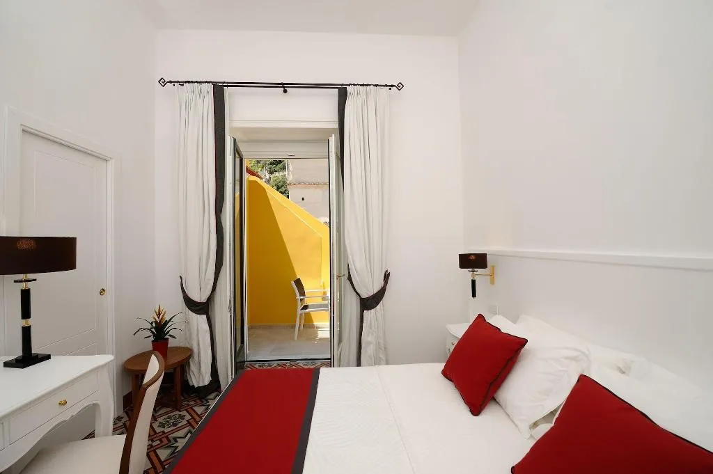 Room, Amalfi Luxury House, Naples