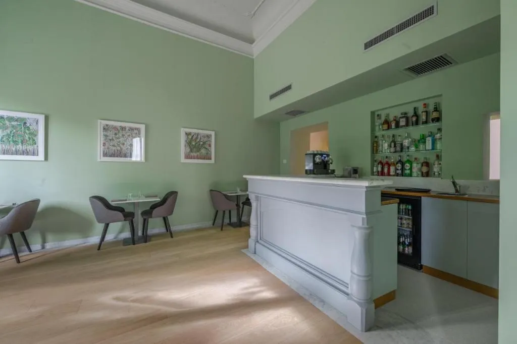 Bar, Ariele, Florence