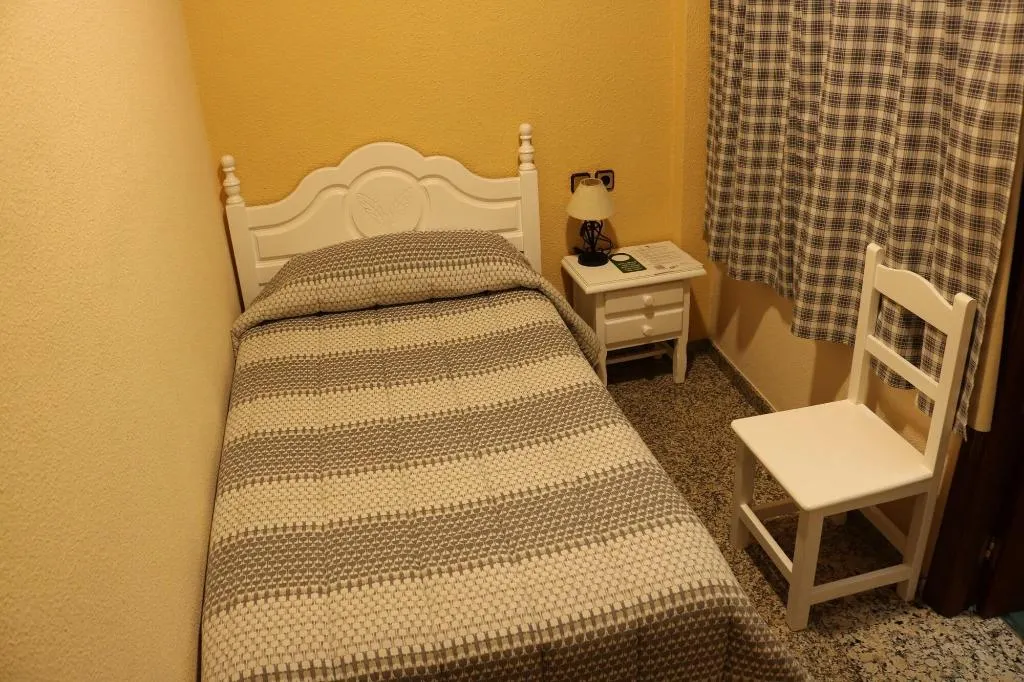 Room, Pensión dulces sueños, Seville