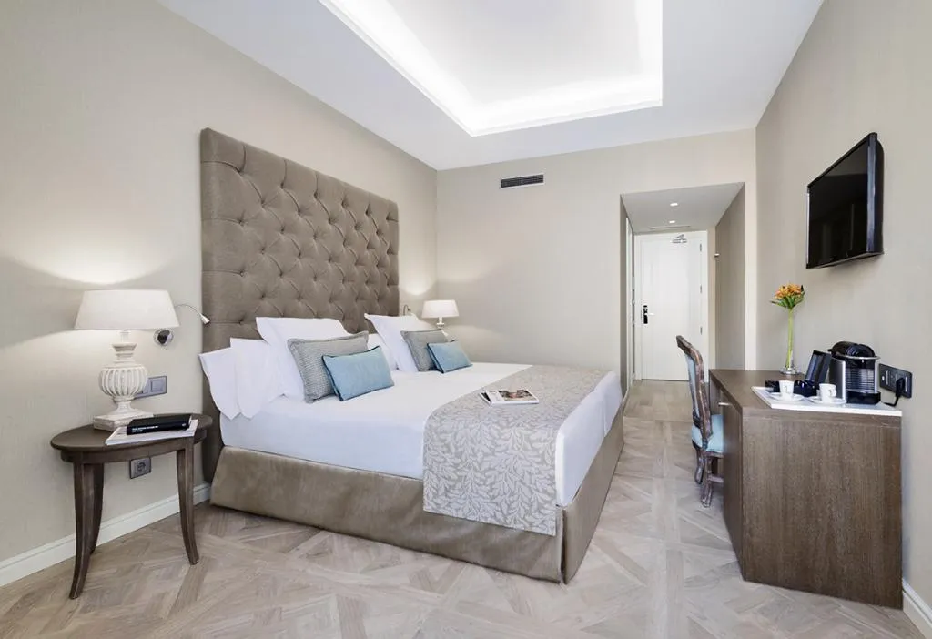 Double or Twin STANDARD Room, Lamaro Hotel, Barcelona