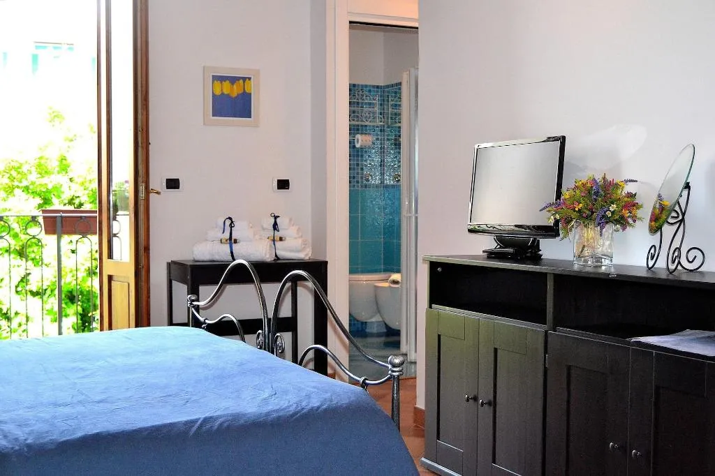 Room, Chez Moi, Florence