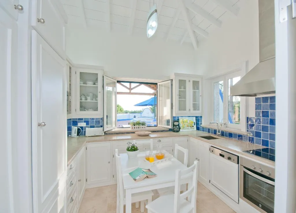 VILLA THREE BEDROOMS Room, Shantivillas, Algarve