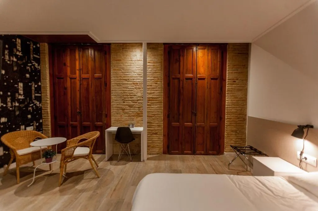 Room, Host & Home, Valencia