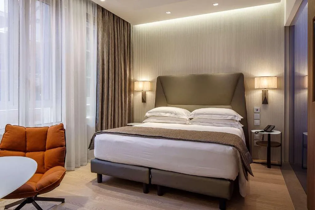 Room, Cavour, Milan