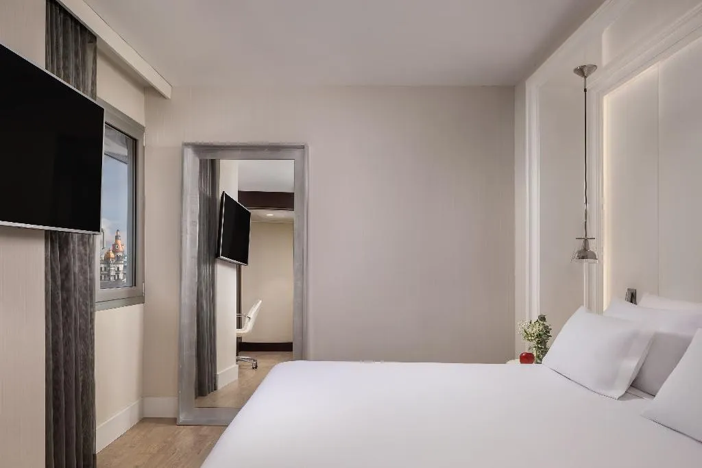 SINGLE STANDARD Room, NH Collection Barcelona Gran Hotel Calderón, Barcelona