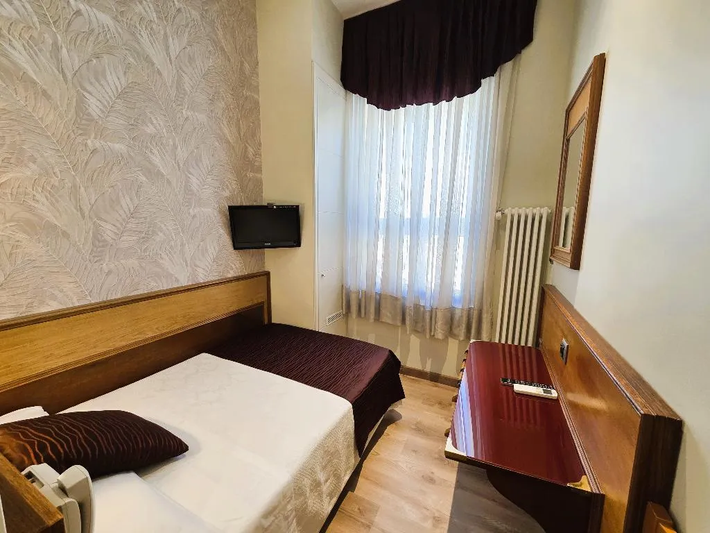 SINGLE STANDARD Room, Hostal Hispano-Argentino Gran Via, Madrid