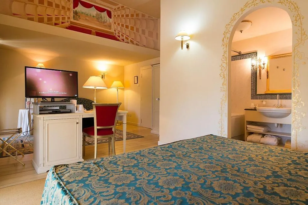 Room, Serenella, Milan