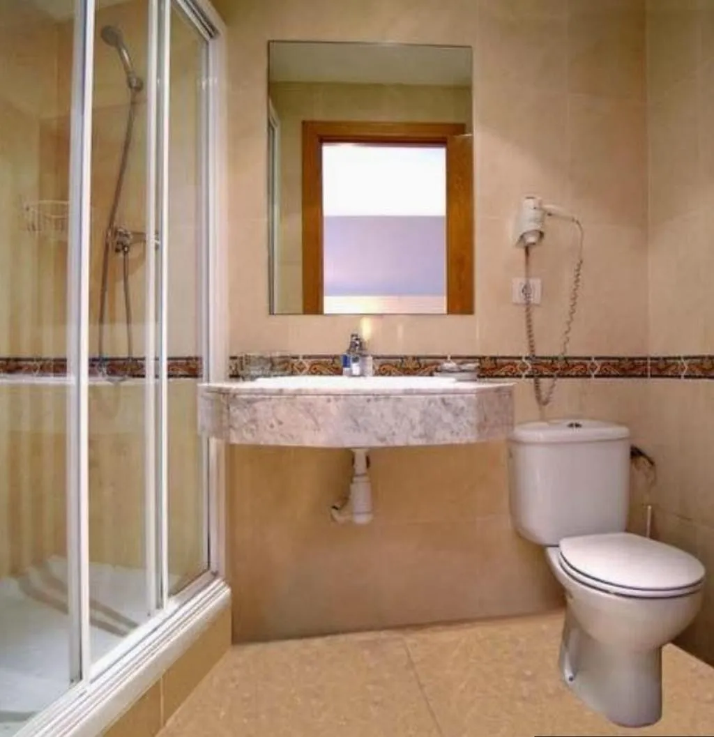 QUADRUPLE STANDARD Room, Yomo Hostal Bcn Port, Barcelona