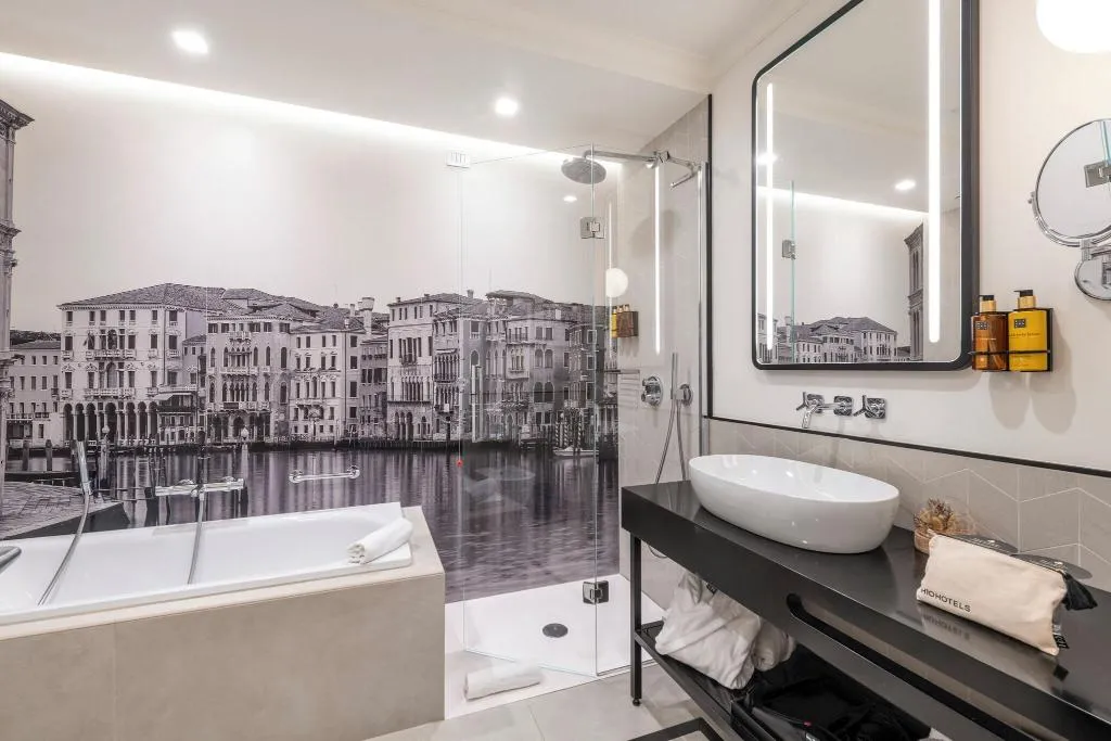 SUITE KING SIZE BED Room, H10 Palazzo Canova, Venice