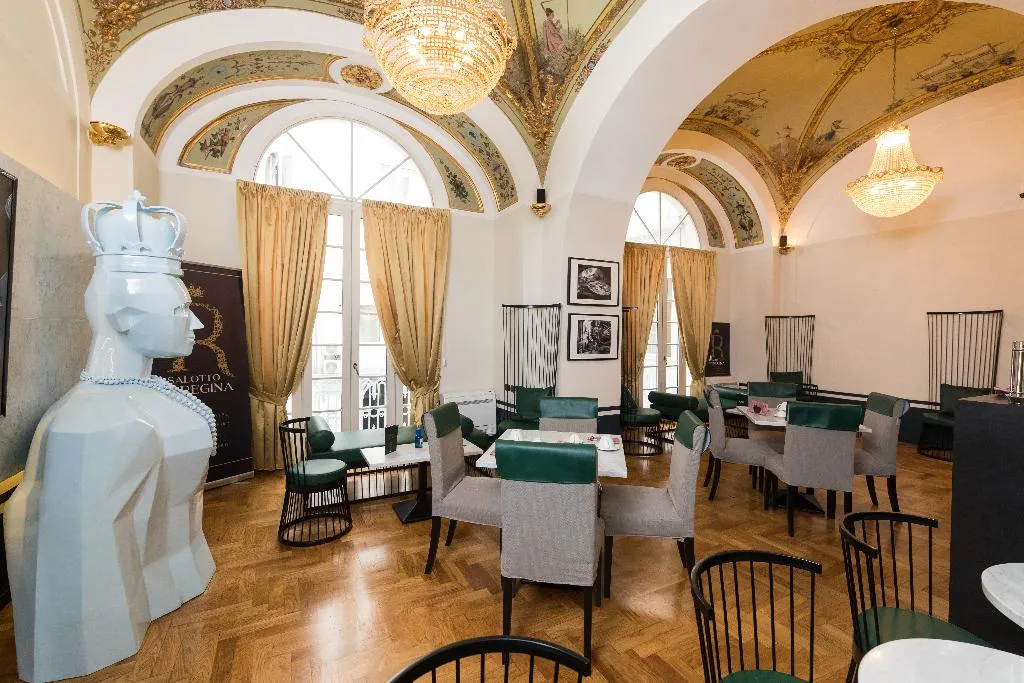 DOUBLE STANDARD Room, Il salotto della regina, Naples