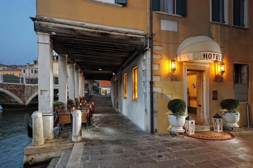 General view, Arlecchino, Venice
