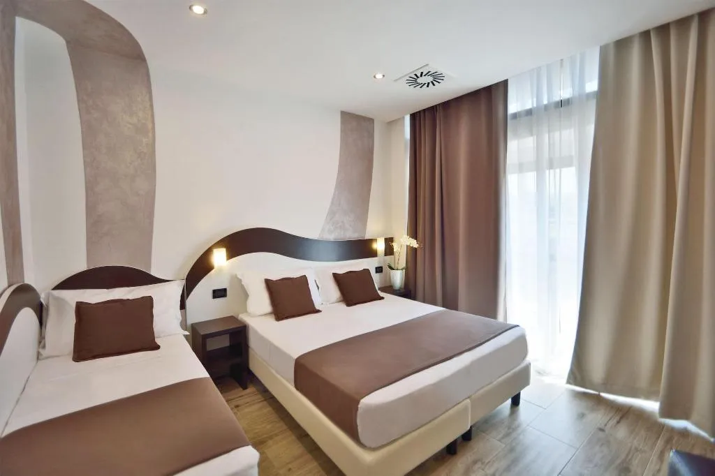 Room, Luxor Florence, Florence
