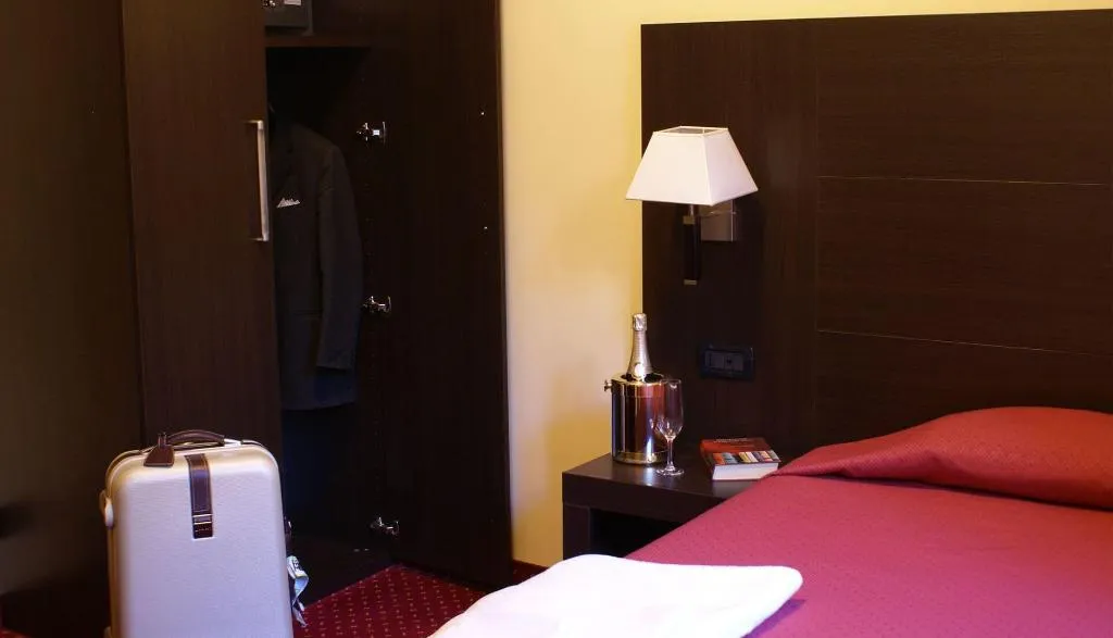 Room, Hotel Versailles, Rome