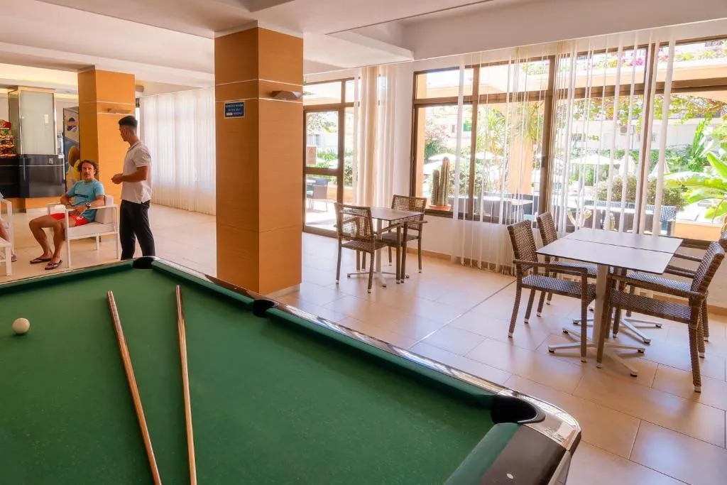 Sports and Entertainment, Isla del Sol, Majorca