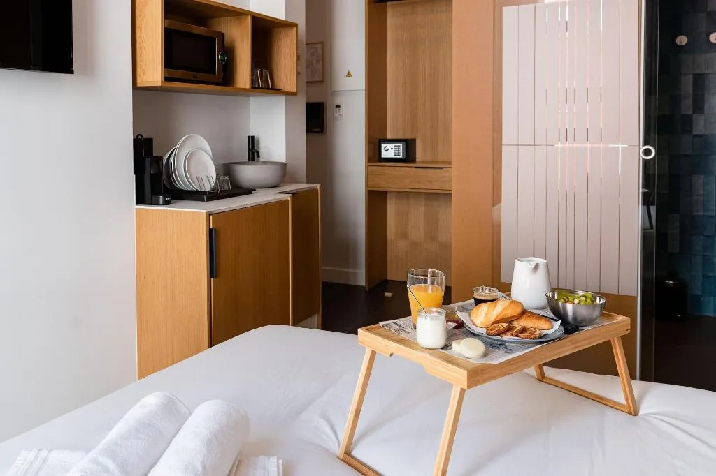 Room, Welldone Quality-Crystal Pool, Seville