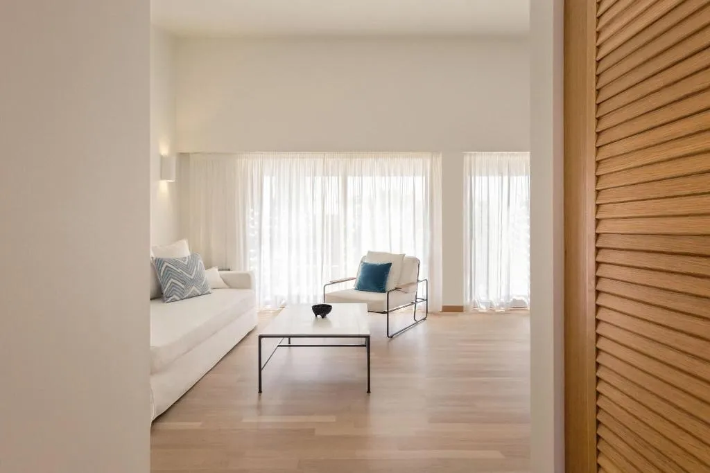 Room, Phaea Blue, a member of SLH, Crete