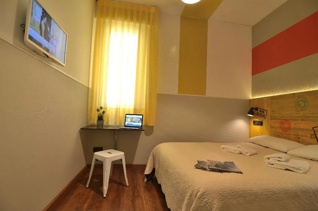 DOUBLE WITH SHARED BATHROOM Room, Far Home Atocha, Madrid