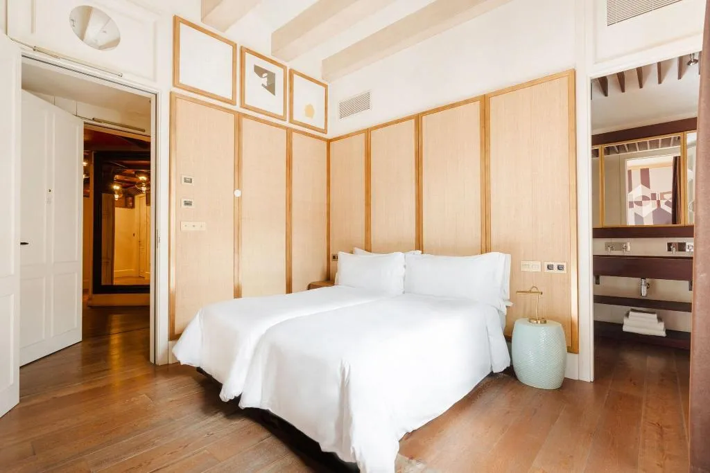 Double or Twin TWO BEDS Room, Do: Placa Reial, Barcelona
