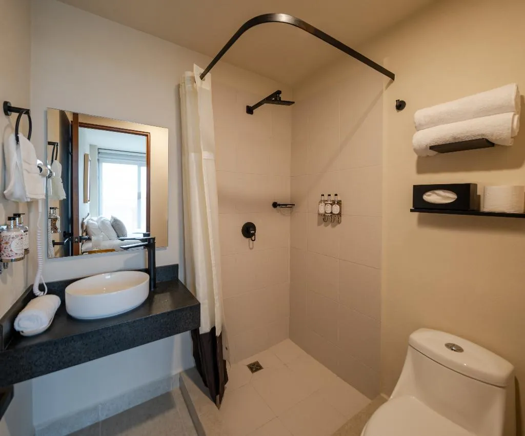 Room ONE BEDROOM TWO BATHROOMS Room, Everglades Suites, Cancun Area
