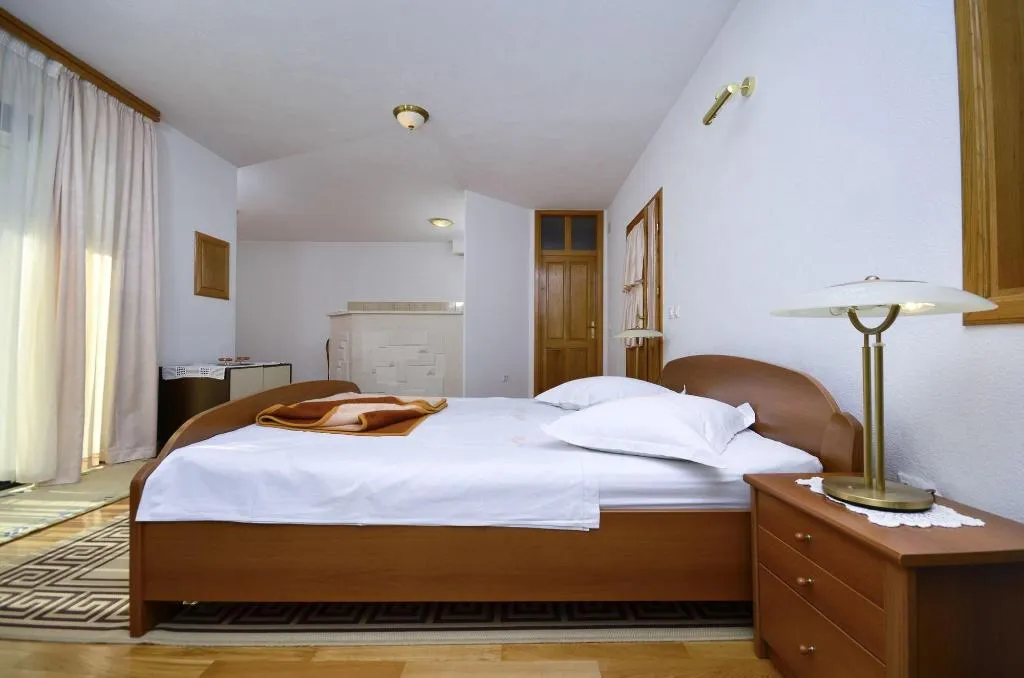 Room, House Topic, Split